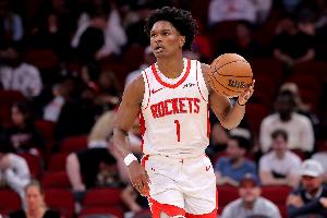 疑似脚踝受伤！阿门15中10砍22+12+4+2断 第四节提前离场